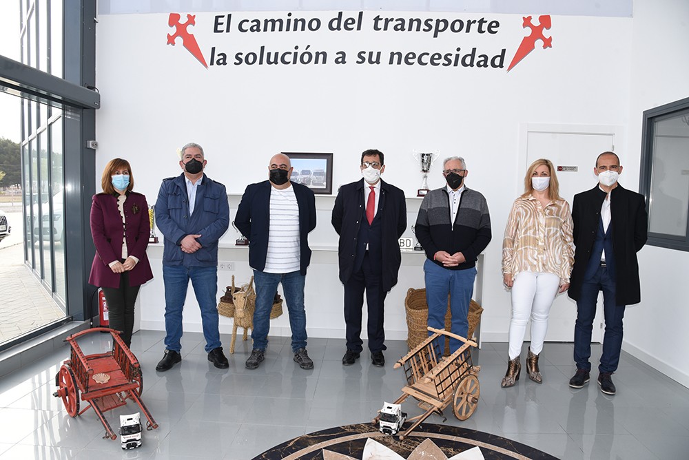 La Junta de Comunidades y el Ayuntamiento de Quintanar visitan Transportes Ballesteros
